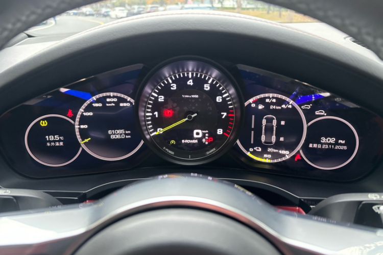 Used Porsche Cayenne E-Hybrid 2019 Cayenne E-Hybrid 2.0T Odometer Close Up