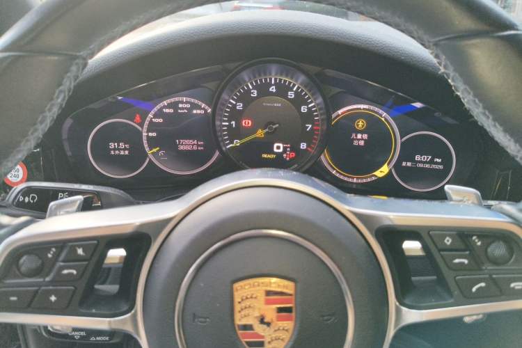Used Porsche Cayenne E-Hybrid 2019 Cayenne E-Hybrid 2.0T Odometer Close Up