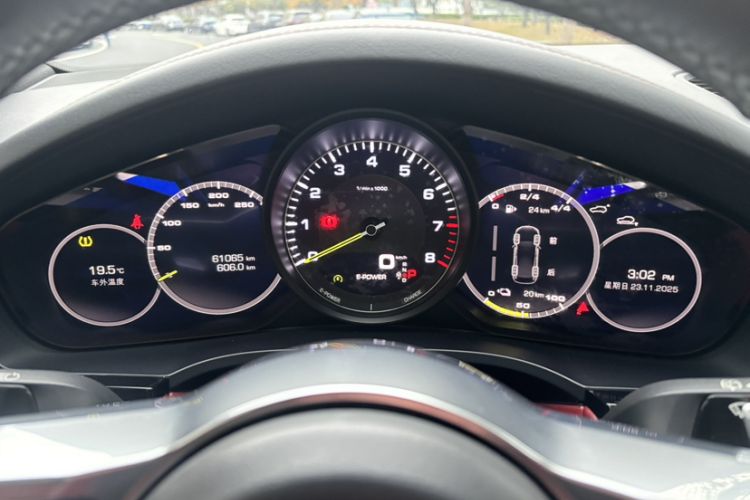 Used Porsche Cayenne E-Hybrid 2019 Cayenne E-Hybrid 2.0T Odometer Close Up