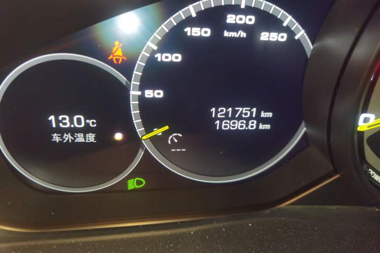 Used Porsche Cayenne E-Hybrid 2019 Cayenne E-Hybrid 2.0T Odometer Close Up