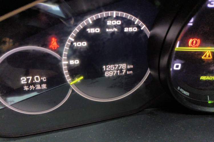 Used Porsche Cayenne E-Hybrid 2019 Cayenne E-Hybrid 2.0T Odometer Close Up
