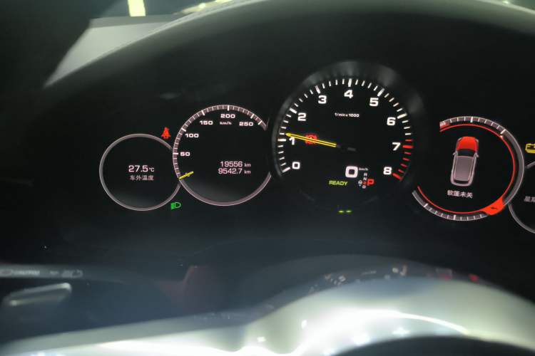 Used Porsche Cayenne E-Hybrid 2019 Cayenne E-Hybrid 2.0T Odometer Close Up