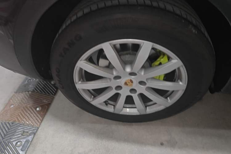 Used Porsche Cayenne E-Hybrid 2019 Cayenne E-Hybrid 2.0T Right Rear Wheel Hub