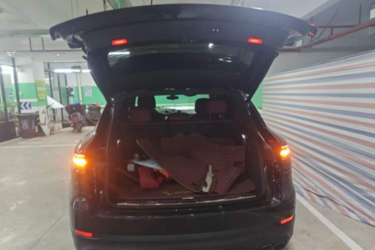 Used Porsche Cayenne E-Hybrid 2019 Cayenne E-Hybrid 2.0T Trunk
