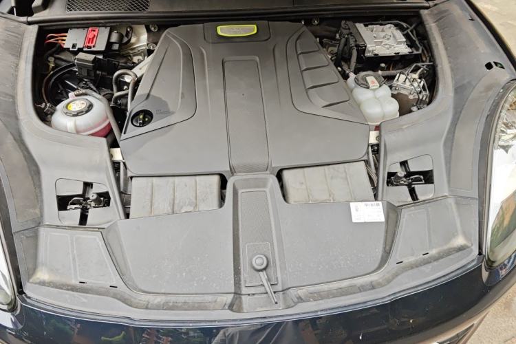Used Porsche Cayenne E-Hybrid 2019 Cayenne E-Hybrid 2.0T Engine Bay