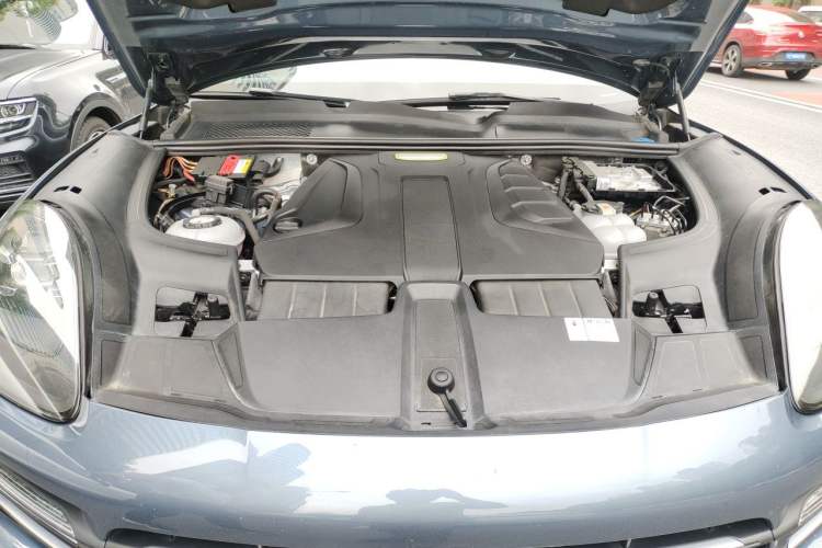 Used Porsche Cayenne E-Hybrid 2019 Cayenne E-Hybrid 2.0T Engine Bay