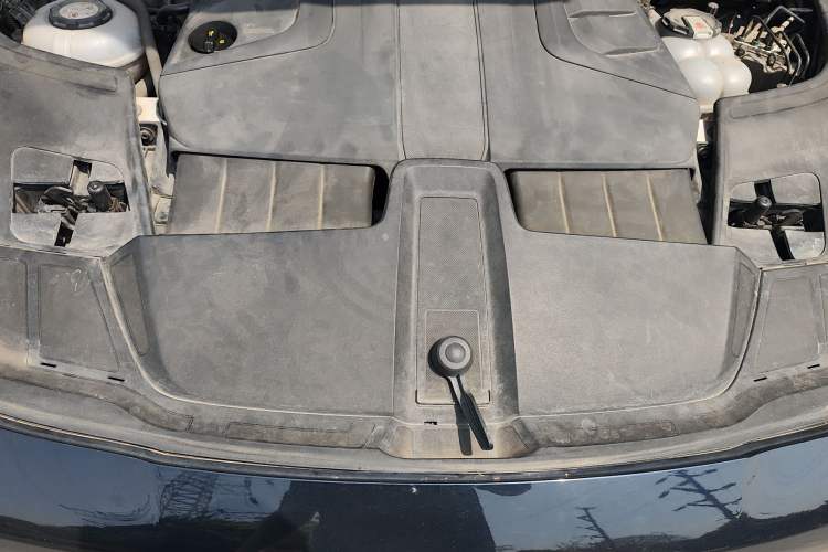 Used Porsche Cayenne E-Hybrid 2019 Cayenne E-Hybrid 2.0T Engine Bay