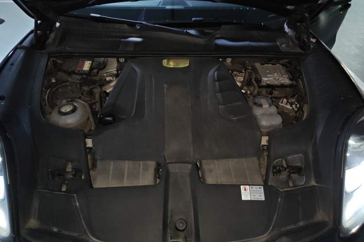 Used Porsche Cayenne E-Hybrid 2019 Cayenne E-Hybrid 2.0T Engine Bay