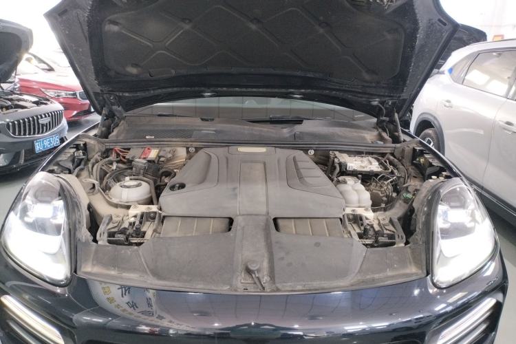 Used Porsche Cayenne E-Hybrid 2019 Cayenne E-Hybrid 2.0T Engine Bay