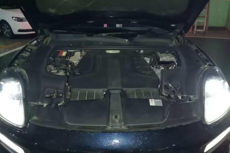Used Porsche Cayenne E-Hybrid 2019 Cayenne E-Hybrid 2.0T Engine Bay
