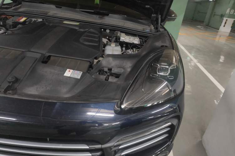 Used Porsche Cayenne E-Hybrid 2019 Cayenne E-Hybrid 2.0T Engine Bay Left