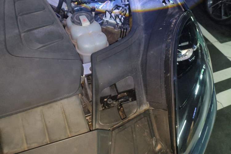 Used Porsche Cayenne E-Hybrid 2019 Cayenne E-Hybrid 2.0T Engine Bay Left