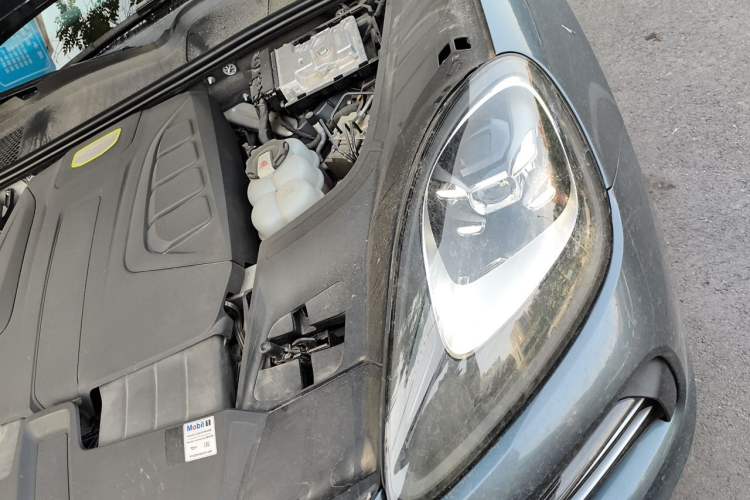Used Porsche Cayenne E-Hybrid 2019 Cayenne E-Hybrid 2.0T Engine Bay Left