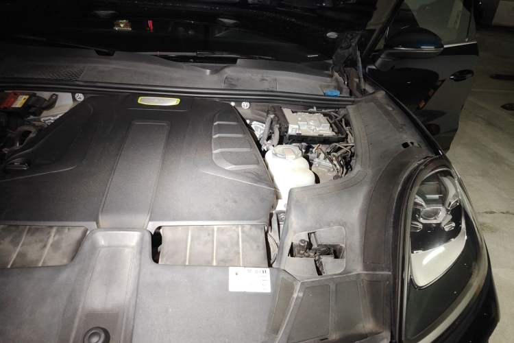 Used Porsche Cayenne E-Hybrid 2019 Cayenne E-Hybrid 2.0T Engine Bay Left