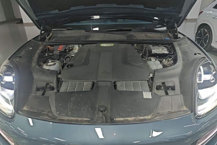 Used Porsche Cayenne E-Hybrid 2019 Cayenne E-Hybrid 2.0T Engine Bay