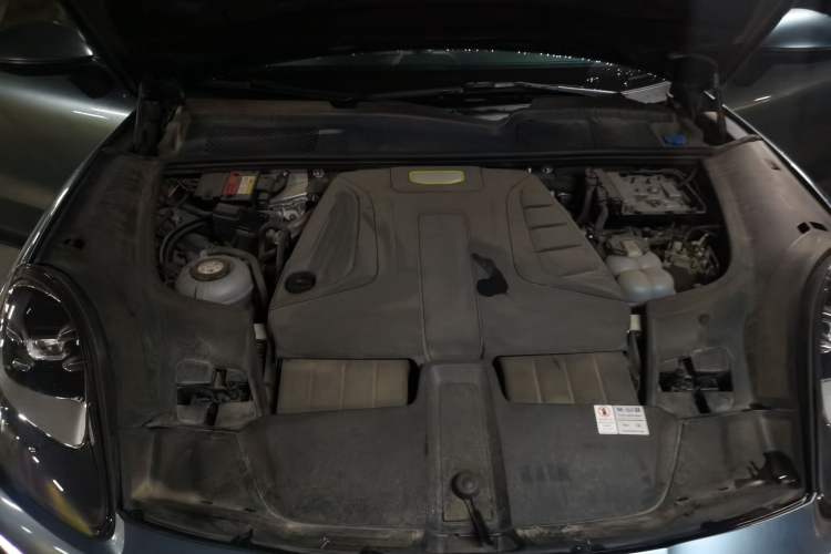 Used Porsche Cayenne E-Hybrid 2019 Cayenne E-Hybrid 2.0T Engine Bay