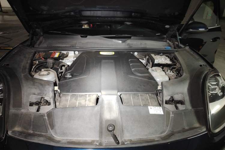 Used Porsche Cayenne E-Hybrid 2019 Cayenne E-Hybrid 2.0T Engine Bay