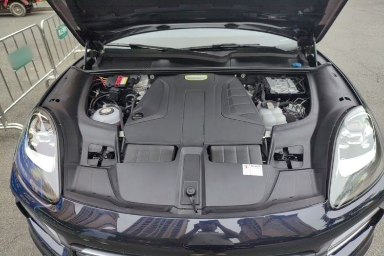 Used Porsche Cayenne E-Hybrid 2019 Cayenne E-Hybrid 2.0T Engine Bay