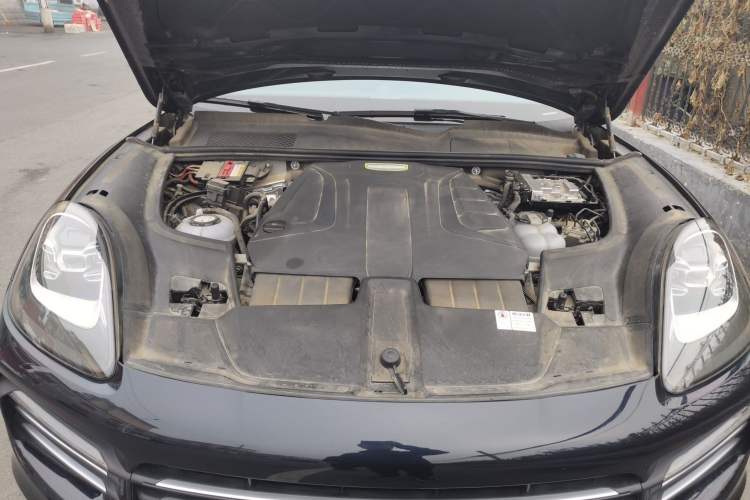 Used Porsche Cayenne E-Hybrid 2019 Cayenne E-Hybrid 2.0T Engine Bay