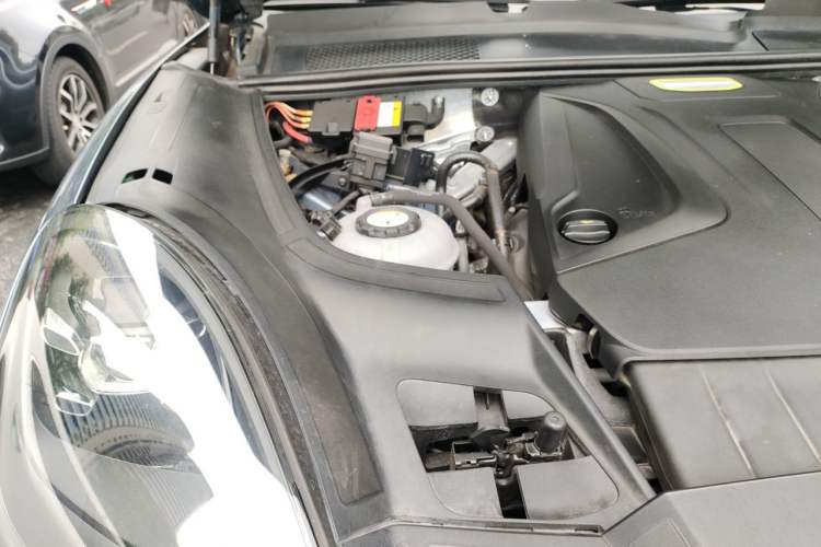 Used Porsche Cayenne E-Hybrid 2019 Cayenne E-Hybrid 2.0T Engine Bay Right