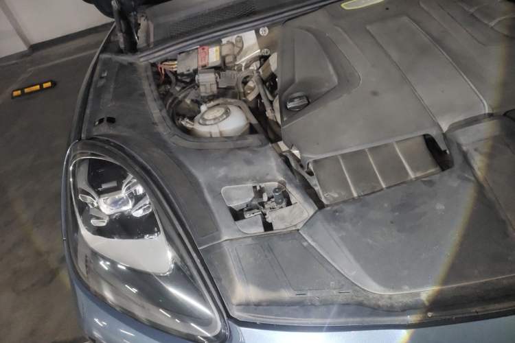 Used Porsche Cayenne E-Hybrid 2019 Cayenne E-Hybrid 2.0T Engine Bay Right