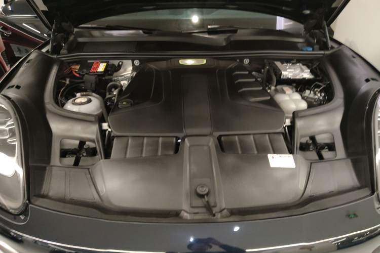Used Porsche Cayenne E-Hybrid 2019 Cayenne E-Hybrid 2.0T Engine Bay