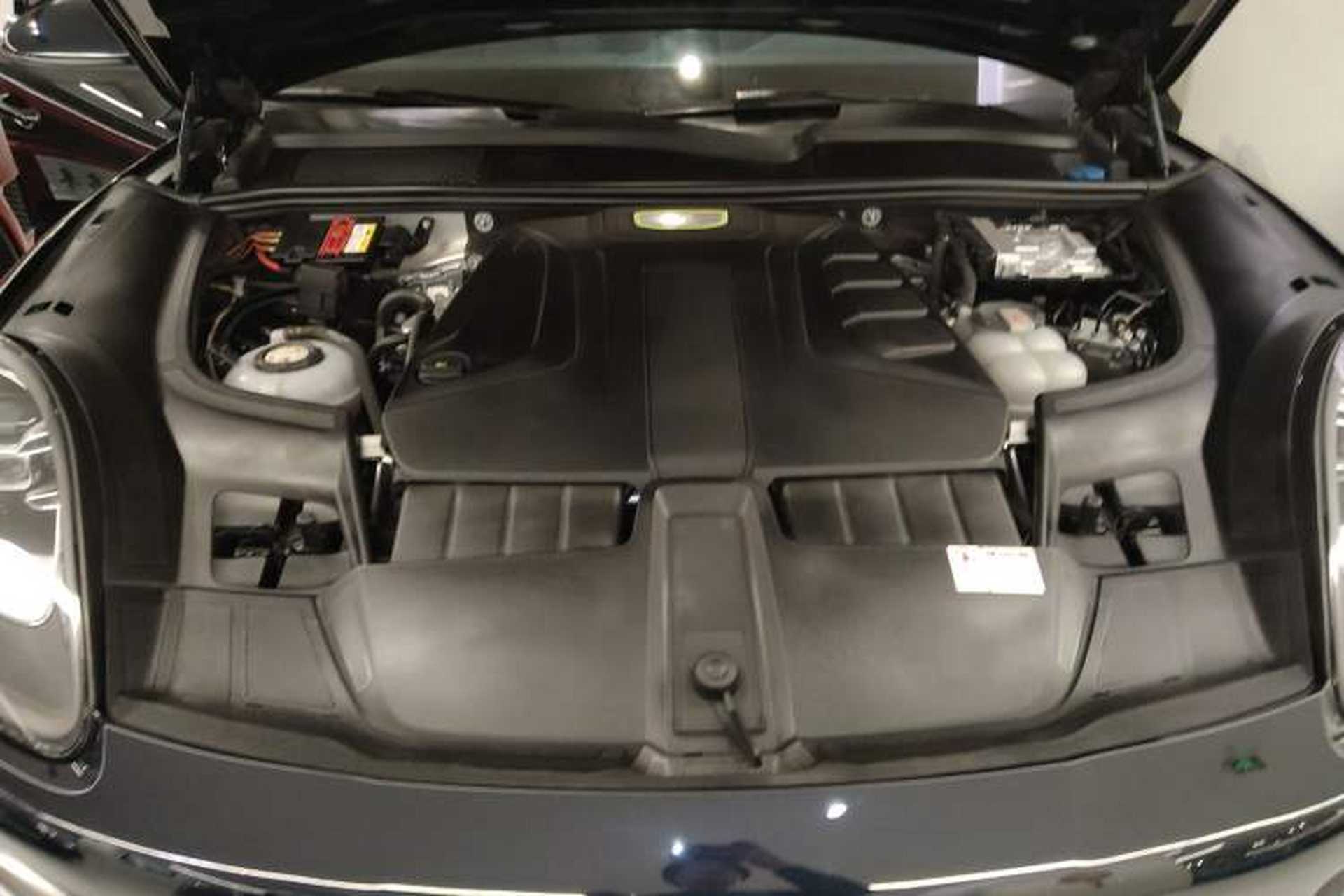 Used Porsche Cayenne E-Hybrid 2019 Cayenne E-Hybrid 2.0T Engine Bay