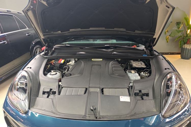 Used Porsche Cayenne E-Hybrid 2019 Cayenne E-Hybrid 2.0T Engine Bay