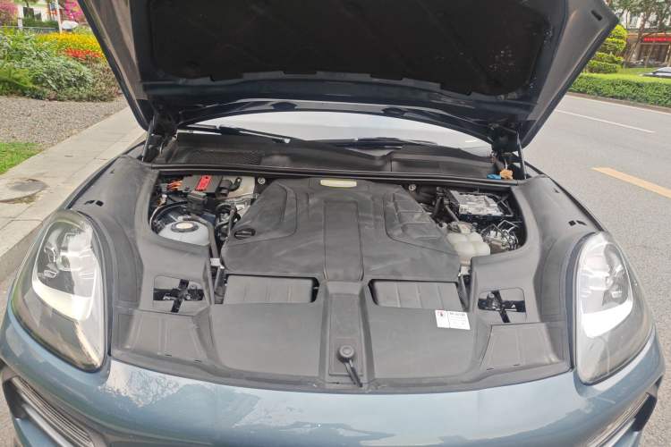 Used Porsche Cayenne E-Hybrid 2019 Cayenne E-Hybrid 2.0T Engine Bay