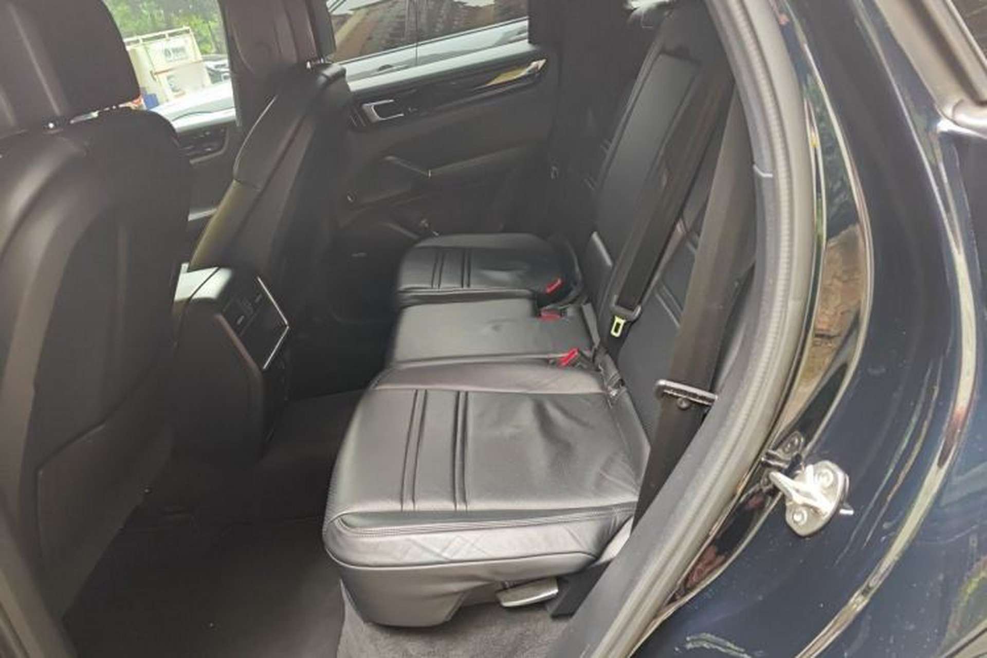 Used Porsche Cayenne E-Hybrid 2019 Cayenne E-Hybrid 2.0T Left Rear Seat