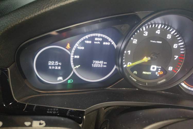 Used Porsche Cayenne E-Hybrid 2019 Cayenne E-Hybrid 2.0T Odometer Close Up