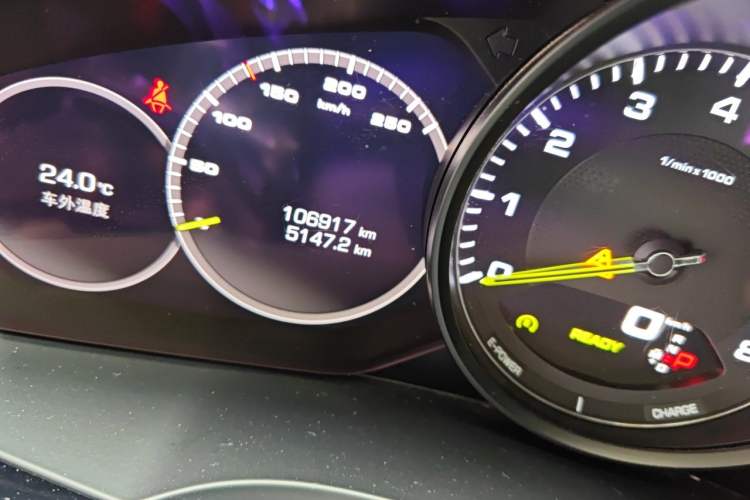 Used Porsche Cayenne E-Hybrid 2019 Cayenne E-Hybrid 2.0T Odometer Close Up