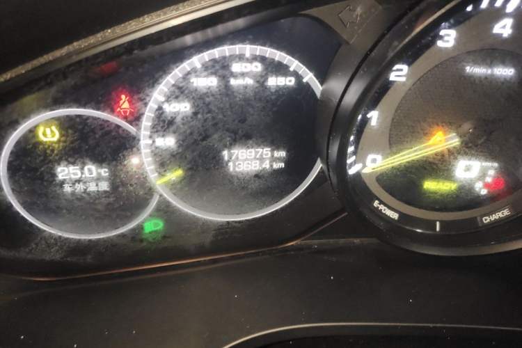 Used Porsche Cayenne E-Hybrid 2019 Cayenne E-Hybrid 2.0T Odometer Close Up