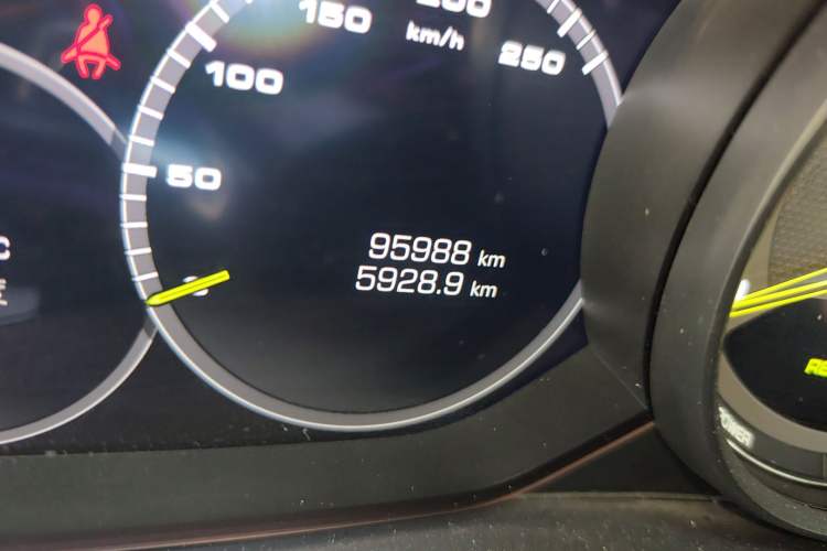 Used Porsche Cayenne E-Hybrid 2019 Cayenne E-Hybrid 2.0T Odometer Close Up