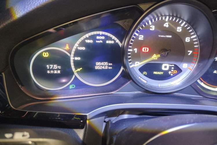 Used Porsche Cayenne E-Hybrid 2019 Cayenne E-Hybrid 2.0T Odometer Close Up