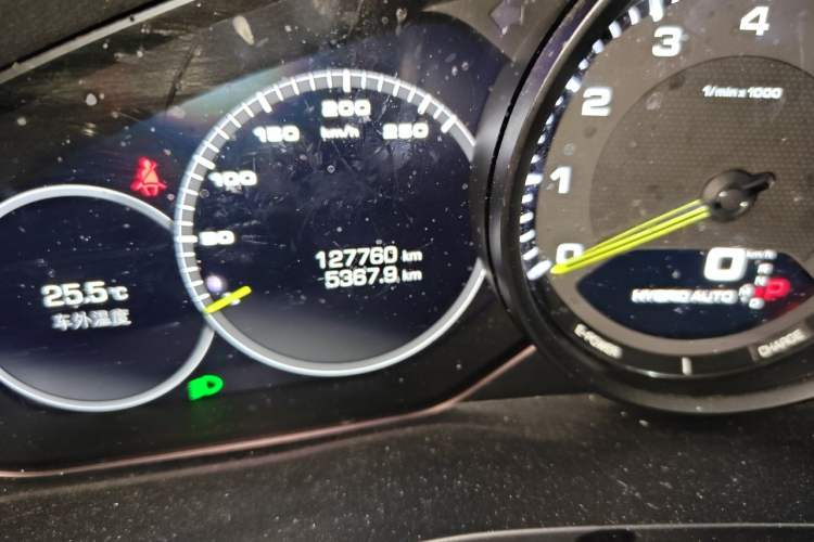 Used Porsche Cayenne E-Hybrid 2019 Cayenne E-Hybrid 2.0T Odometer Close Up