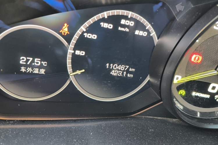 Used Porsche Cayenne E-Hybrid 2019 Cayenne E-Hybrid 2.0T Odometer Close Up