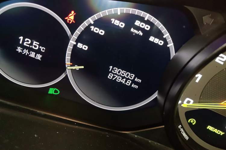 Used Porsche Cayenne E-Hybrid 2019 Cayenne E-Hybrid 2.0T Odometer Close Up