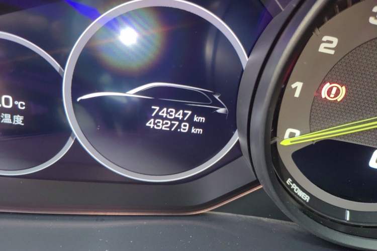 Used Porsche Cayenne E-Hybrid 2019 Cayenne E-Hybrid 2.0T Odometer Close Up