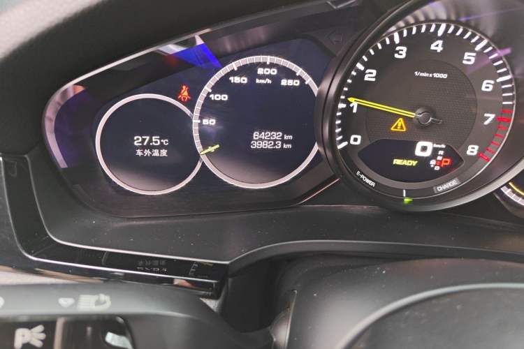 Used Porsche Cayenne E-Hybrid 2019 Cayenne E-Hybrid 2.0T Odometer Close Up