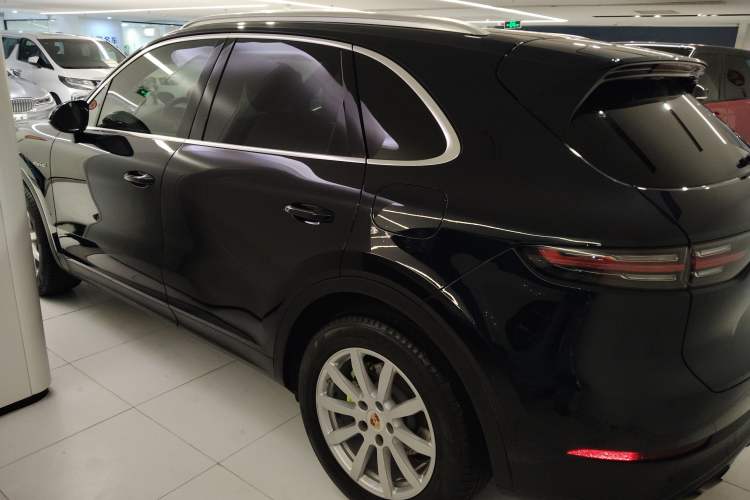 Used Porsche Cayenne E-Hybrid 2019 Cayenne E-Hybrid 2.0T Rear Left 45 Deg