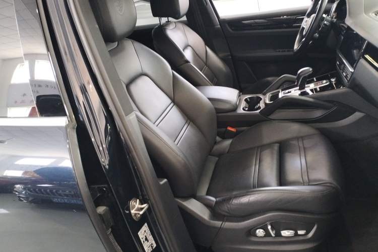 Used Porsche Cayenne E-Hybrid 2019 Cayenne E-Hybrid 2.0T Right Front Seat
