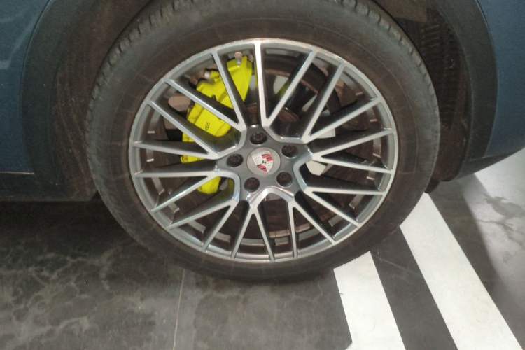 Used Porsche Cayenne E-Hybrid 2019 Cayenne E-Hybrid 2.0T Right Front Wheel Hub