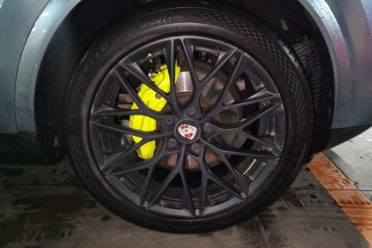 Used Porsche Cayenne E-Hybrid 2019 Cayenne E-Hybrid 2.0T Right Front Wheel Hub
