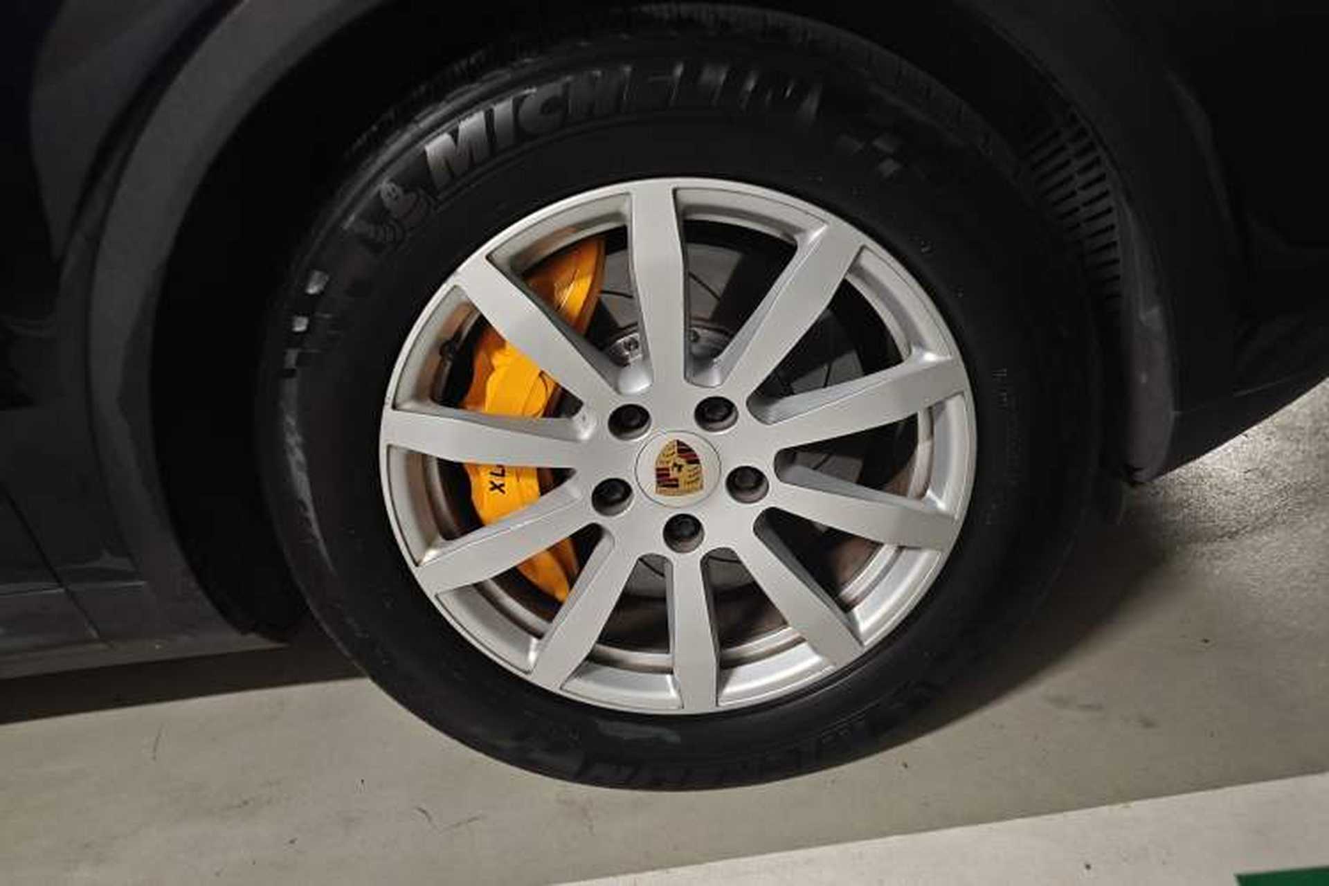 Used Porsche Cayenne E-Hybrid 2019 Cayenne E-Hybrid 2.0T Right Front Wheel Hub