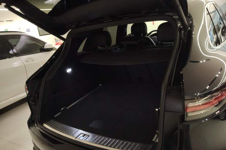 Used Porsche Cayenne E-Hybrid 2019 Cayenne E-Hybrid 2.0T Trunk