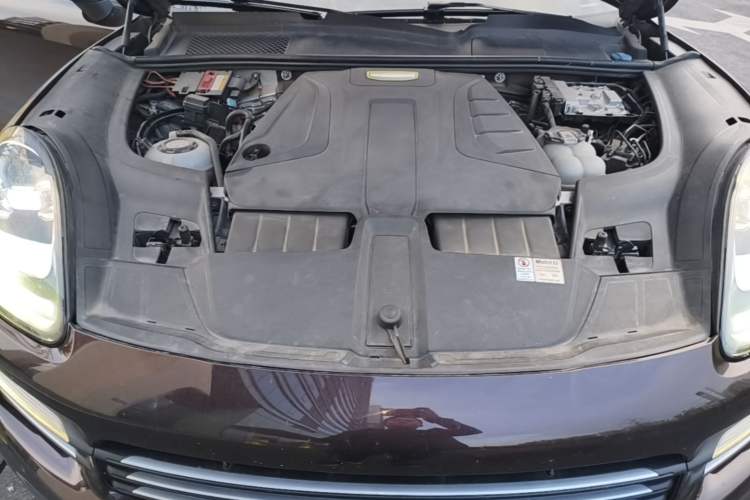 Used Porsche Cayenne E-Hybrid 2019 Cayenne E-Hybrid 2.0T Engine Bay