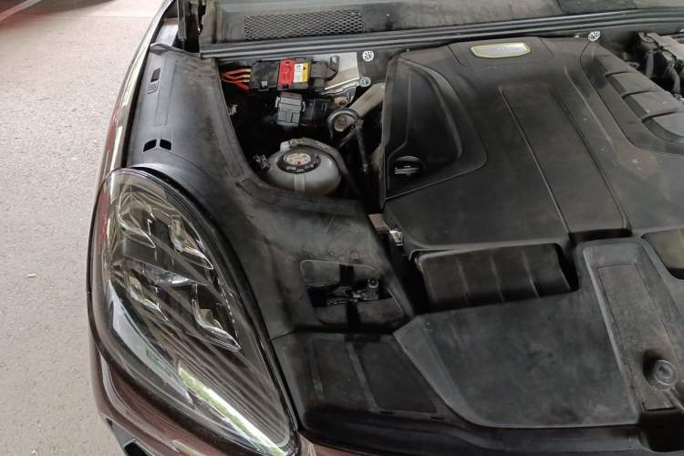 Used Porsche Cayenne E-Hybrid 2019 Cayenne E-Hybrid 2.0T Engine Bay Right
