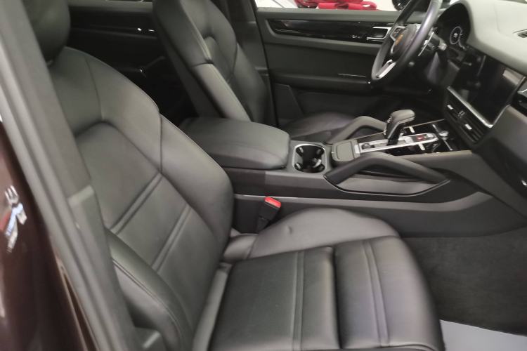 Used Porsche Cayenne E-Hybrid 2019 Cayenne E-Hybrid 2.0T Interior 10