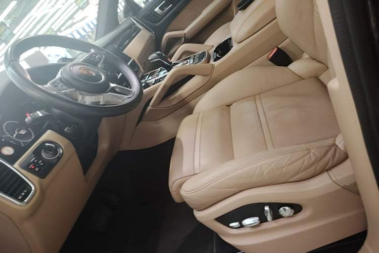 Used Porsche Cayenne E-Hybrid 2019 Cayenne E-Hybrid 2.0T Left Front Seat